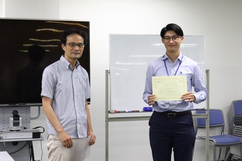 代表学生へ修了証の授与.jpg