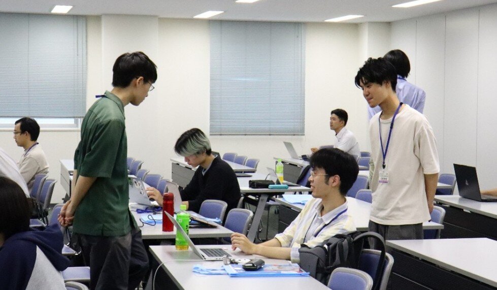 演習ではプログラム学生もRAとして活躍.jpg
