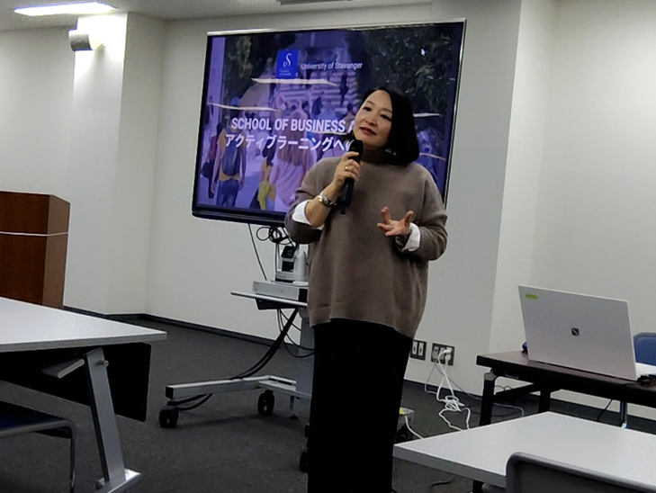 スタバンゲル大学 ビジネススクール 小野坂 優子教授の講演の様子.png