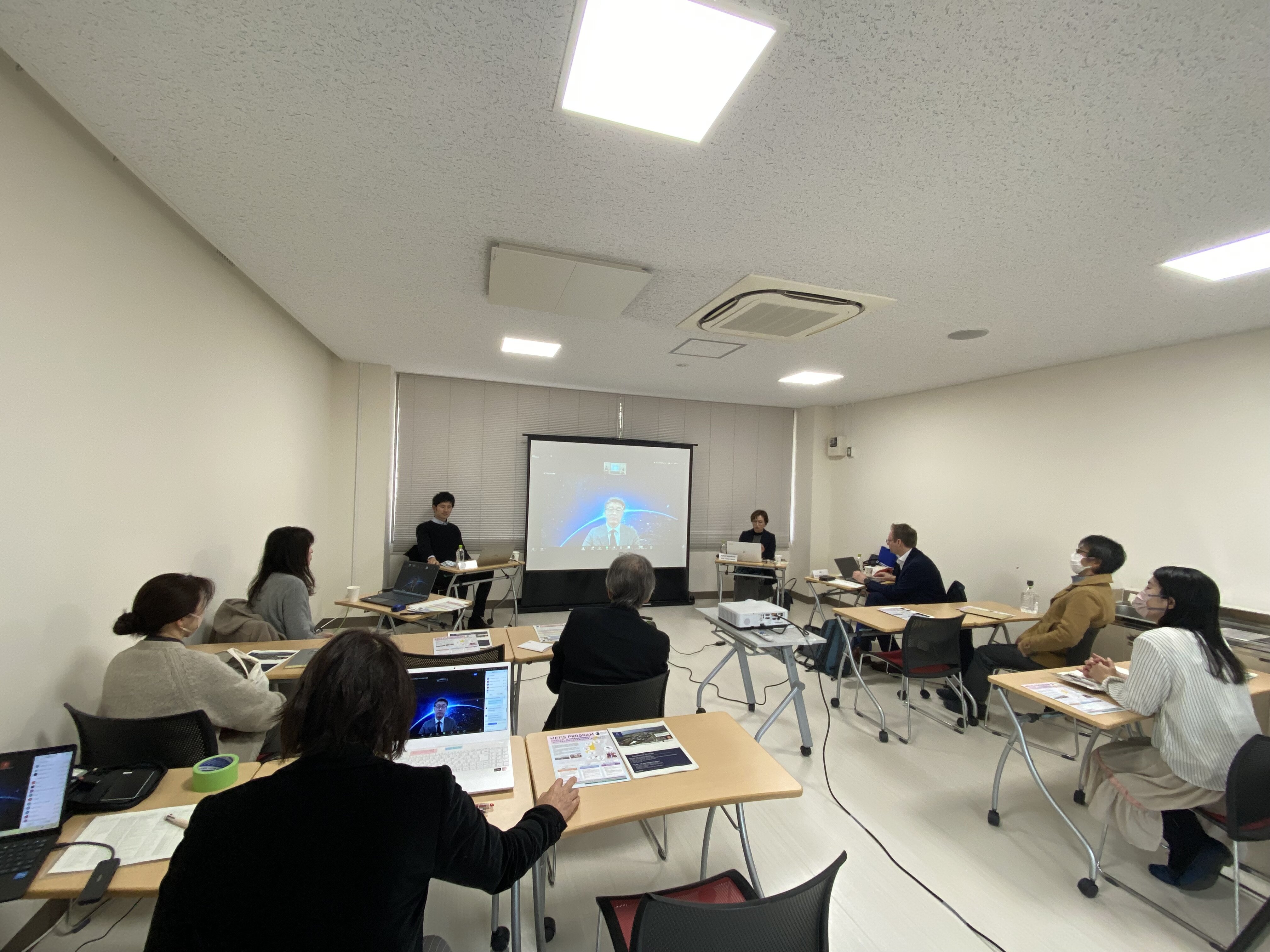 開会挨拶の様子（左：兵藤研究科長　右：佐藤参事官）.JPG