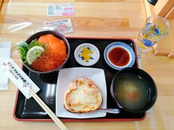AT_Figure 9 Sea food, which I ate at some restaurants at Nijo fish market, Hokkaido.jpg
